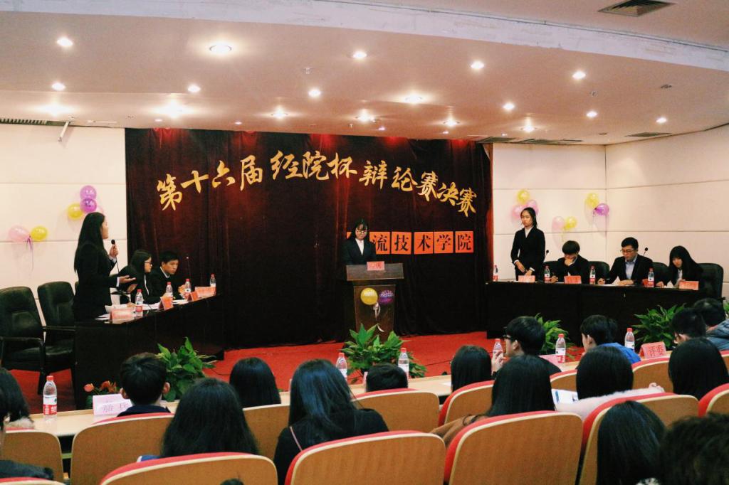 双方辩手正在展开激烈的辩论