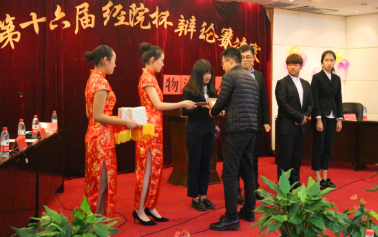 物流技术学院团总支书记赵明伟老师为获胜方颁奖