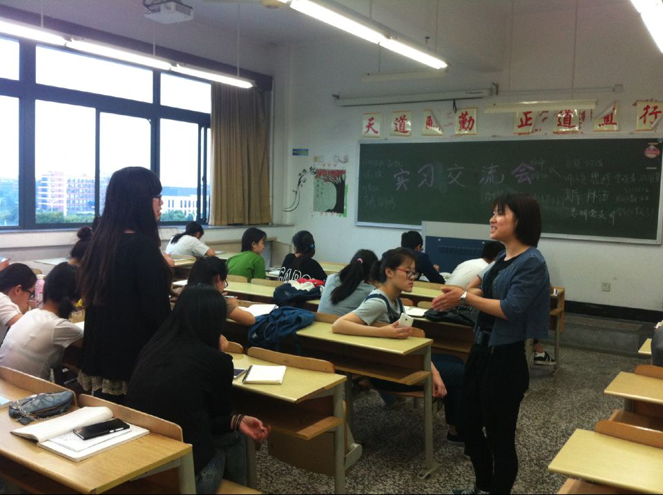 陈玲玲学姐正在给小学妹解疑